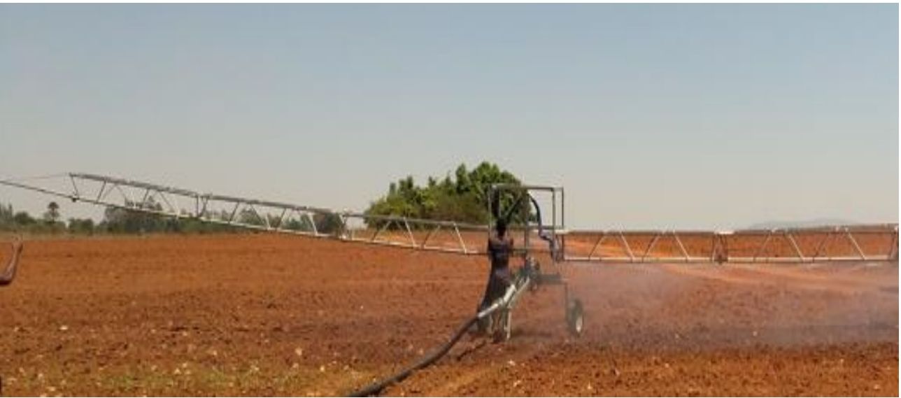 Sistema de rega a operar num campo agrícola