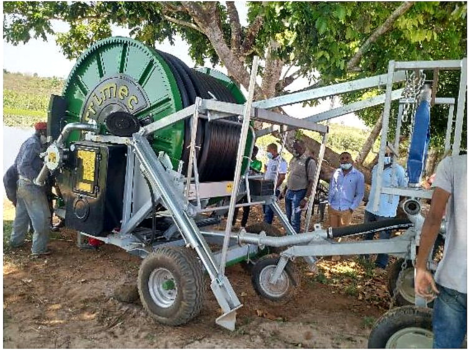 Equipamento de irrigação instalado num campo agrícola