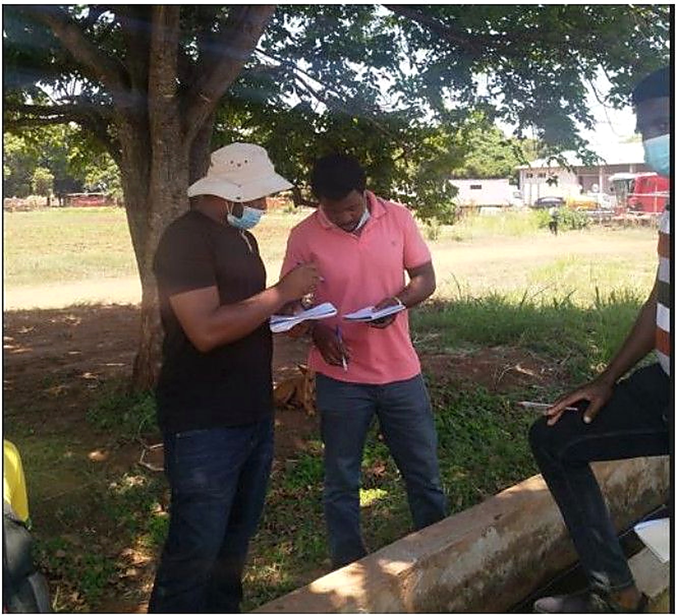 Técnicos da HIDRO a analisar documentos durante trabalho de campo